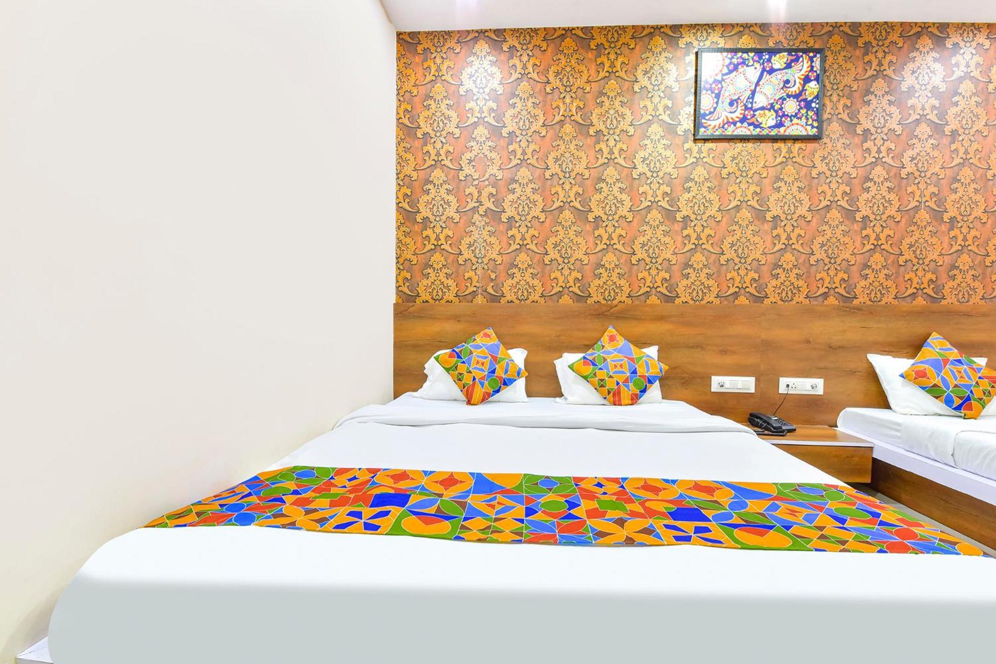 Fabhotel Raghumani Palace Удджайн Экстерьер фото