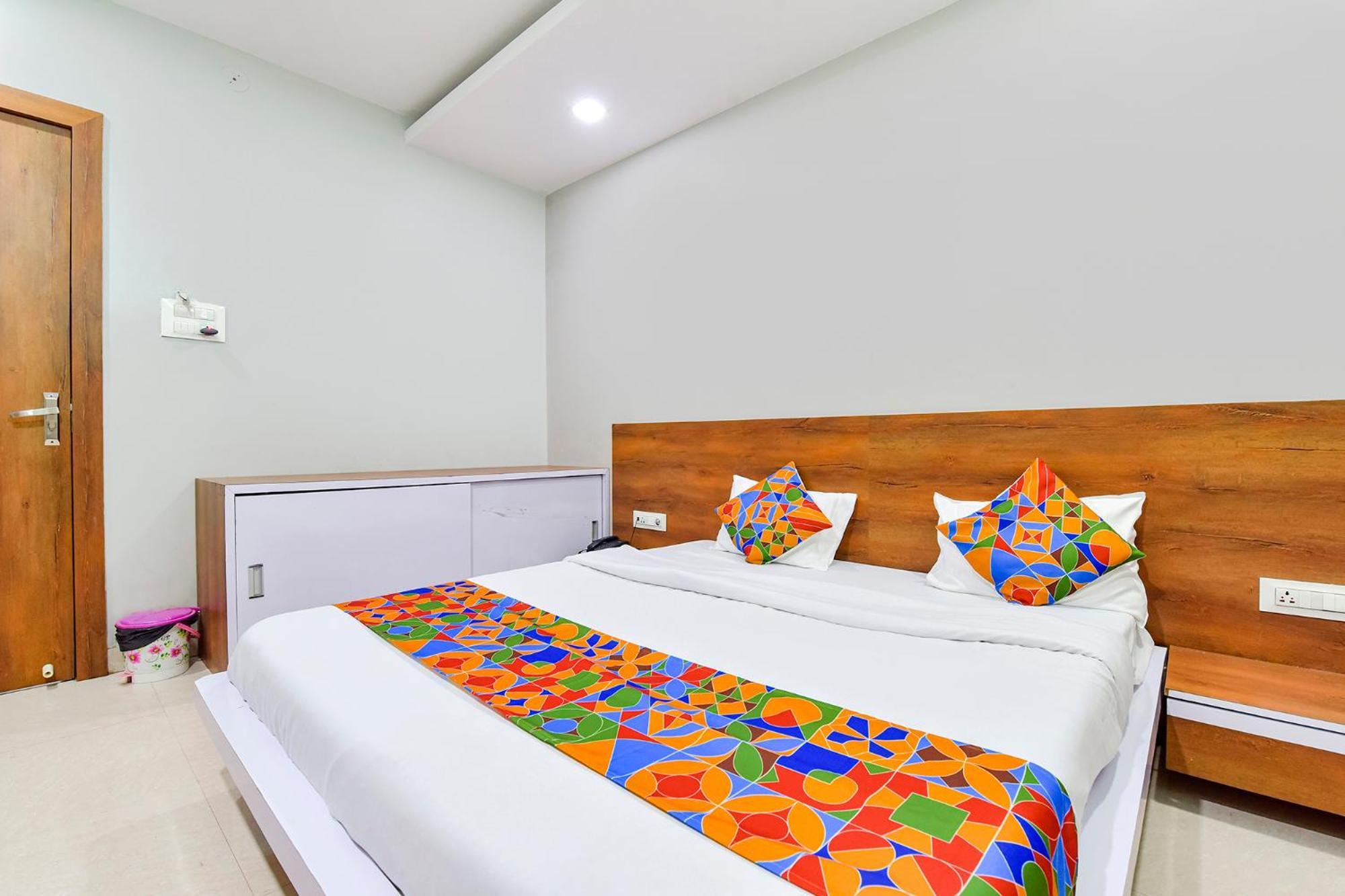 Fabhotel Raghumani Palace Удджайн Экстерьер фото