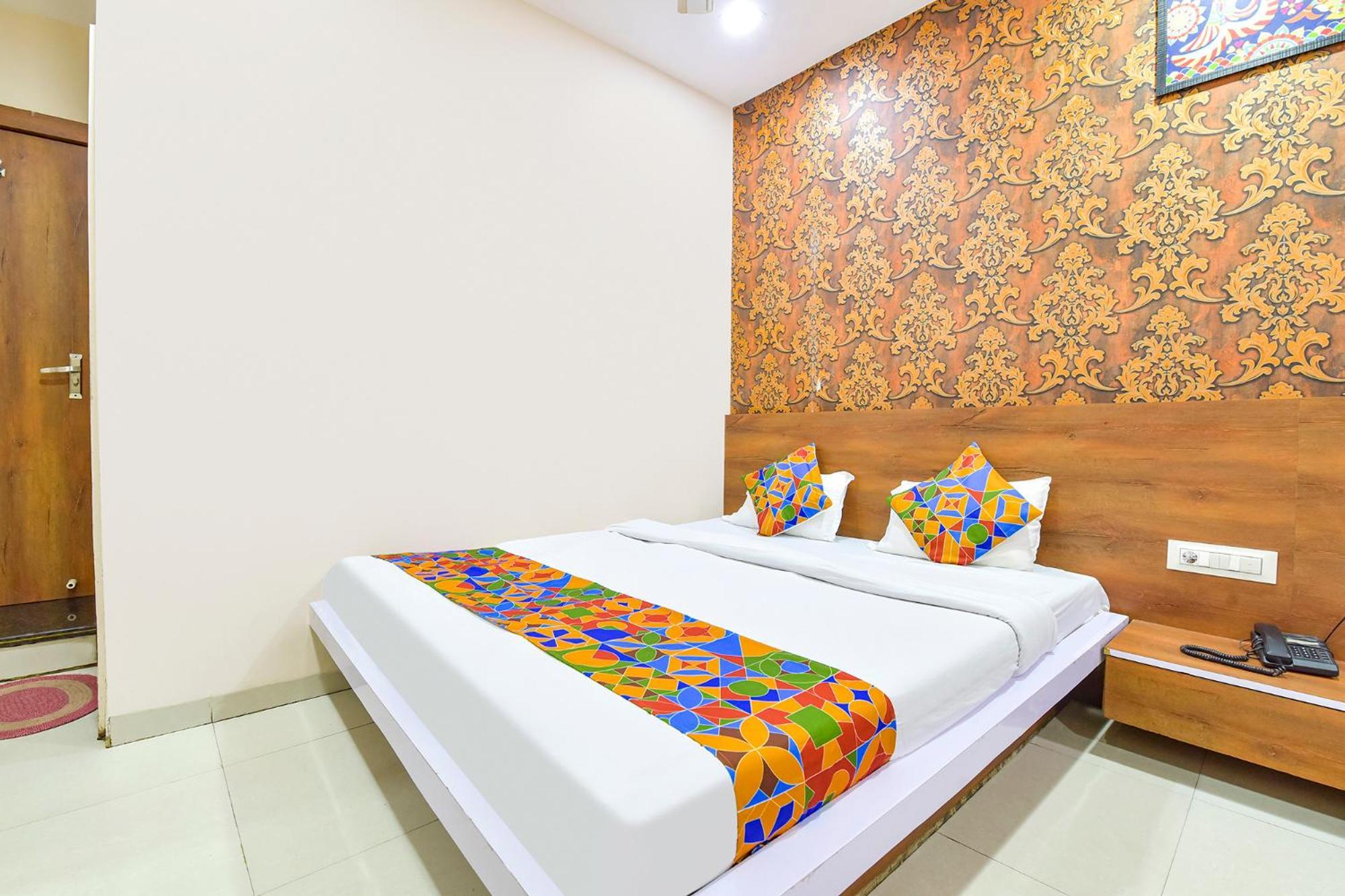Fabhotel Raghumani Palace Удджайн Экстерьер фото