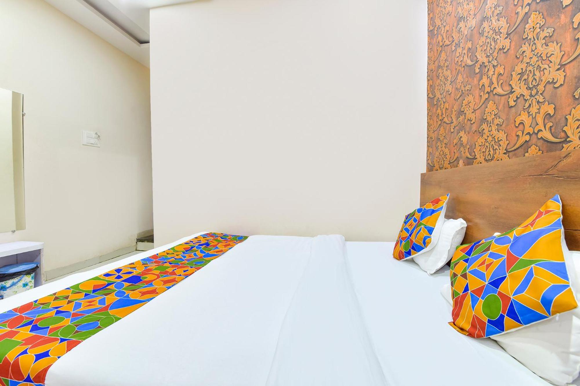 Fabhotel Raghumani Palace Удджайн Экстерьер фото
